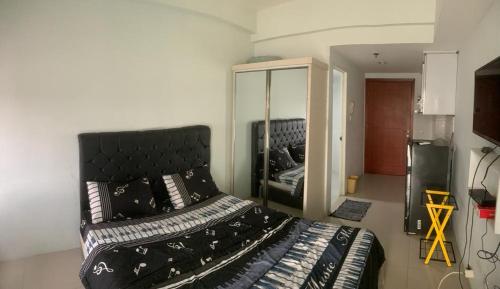 1 dormitorio con 1 cama con cabecero negro en Adits en Karawang