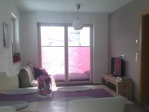 sala de estar con ventana grande y sofá en Appartement Angertal, en Bad Hofgastein