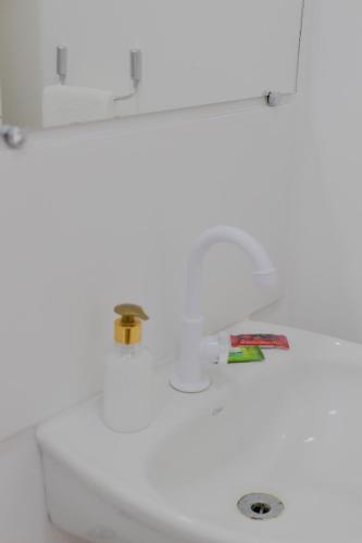 a bathroom with a white toilet with a sink at Apartamento 2 en el Centro de Chuy - Inmejorable Localización in Chuy