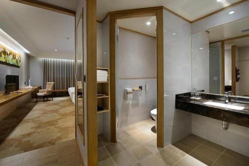 A bathroom at CHECK inn Select Tainan Yongkang