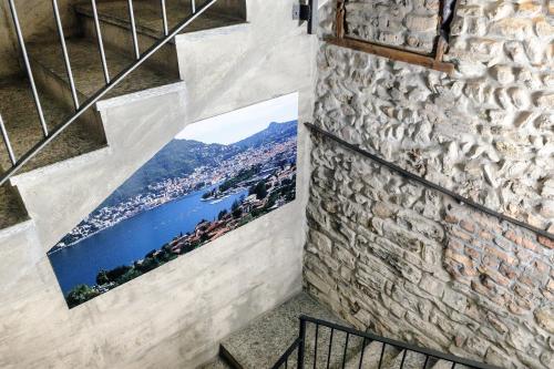 una scala in un edificio con un'immagine sul muro di Residence Diaz a Como