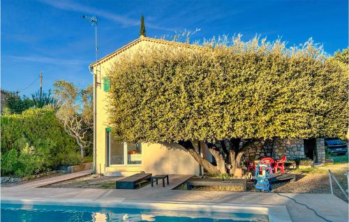 een grote boom voor een huis met een zwembad bij Gorgeous Apartment In Ginasservis With Wifi in Ginasservis