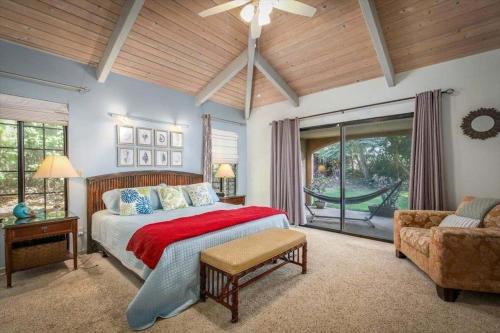 um quarto com uma cama grande e um sofá em Beautiful Spacious Home in Paradise em Waikoloa Village