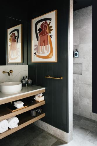 a bathroom with a sink and a toilet and a shower at Cupitt's Estate Villas in Ulladulla
