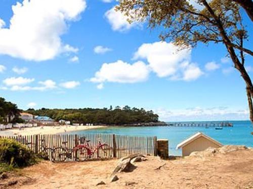Φωτογραφία από το άλμπουμ του Maison de charme avec jardin clos, à 500 m du centre et 1800 m de la plage - 4 couchages - FR-1-224B-60 σε Noirmoutier-en-l'lle