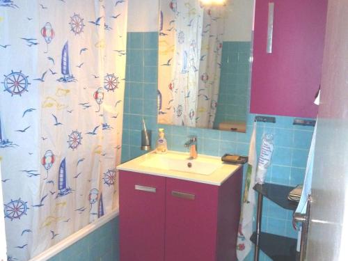 ein Bad mit einem Waschbecken und einem Duschvorhang in der Unterkunft Appartement Marseillan-Plage, 3 pièces, 6 personnes - FR-1-387-134 in Le Castellas