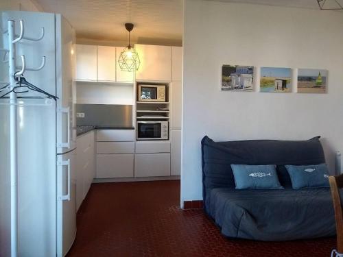 un salon avec un canapé et une cuisine dans l'établissement Maison cosy 200m plage de la Linière, jardin clos, terrasse, parking privé - 4 couchages - FR-1-224B-90, à Noirmoutier-en-l'lle