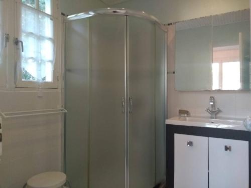 une salle de bain avec une douche, des toilettes et un lavabo dans l'établissement Maison cosy 200m plage de la Linière, jardin clos, terrasse, parking privé - 4 couchages - FR-1-224B-90, à Noirmoutier-en-l'lle