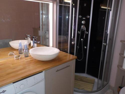 une salle de bain avec deux lavabos et une douche dans l'établissement Grau d'Agde : Appartement climatisé 2 chambres à 20m de la plage - FR-1-423-172, au Grau-dʼAgde