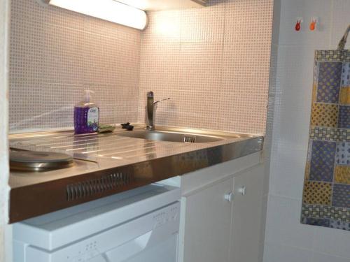 - une cuisine avec un évier et un comptoir dans l'établissement Appartement Les Angles, 2 pièces, 4 personnes - FR-1-593-37, aux Angles