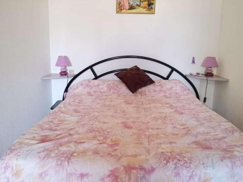 un lit dans une chambre avec deux lampes au mur dans l'établissement Appartement 2 Pièces avec Cabine, Loggia et Parking Privé - 4 Couchages, Marseillan - FR-1-326-723, à Marseillan