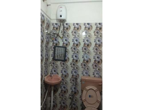 un baño con una bandada de aves en la pared en Silent Valley Resort,Lamagaon, en Bijanbāri Bāzār