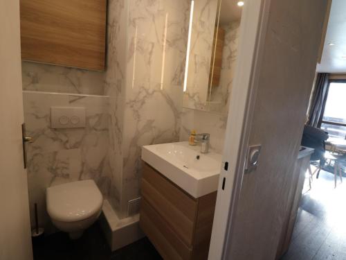 Studio lumineux rénové avec balcon - Proche pistes