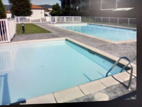 una grande piscina con acqua blu di Appartement Hendaye, 2 pièces, 4 personnes - FR-1-2-414 a Irún