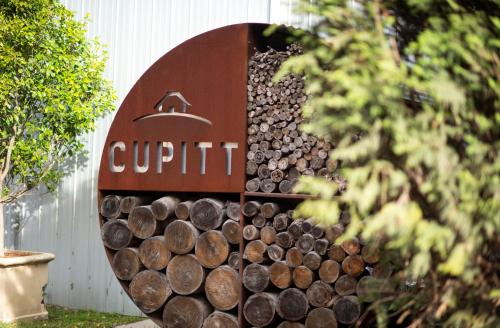 un signo de cuttin con un montón de troncos en Cupitt's Estate Villas, en Ulladulla