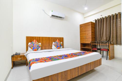 een slaapkamer met een groot bed in een kamer bij FabHotel 44 The M'Bience in Indore