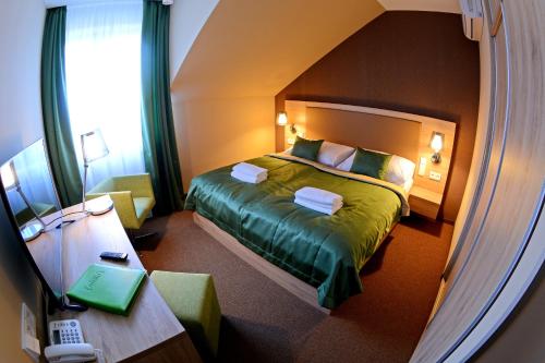 En eller flere senger på et rom på Hotel Stardust