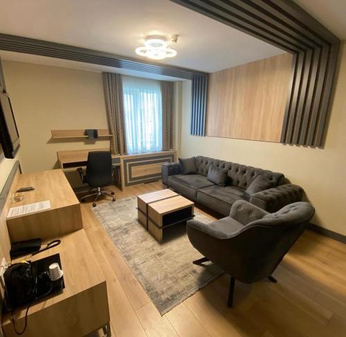een woonkamer met een bank en een tafel bij Dafne Hotel in Ankara