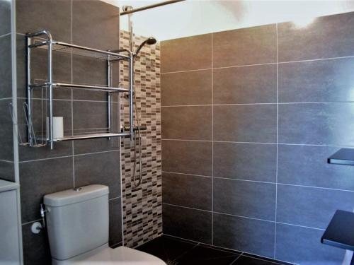 Et badeværelse på Appartement Le Lavandou, 2 pièces, 4 personnes - FR-1-251-122