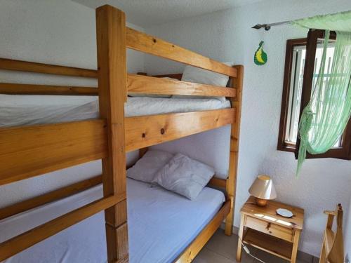 une chambre avec deux lits superposés et une lampe dans l'établissement Appartement 2 pièces avec piscine et parking à Marseillan-Plage - FR-1-326-574, à Marseillan