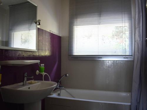 une salle de bain avec un lavabo et une baignoire et un lavabo dans l'établissement 3 pièces centre avec parking, Font-Romeu - FR-1-580-34, à Font-Romeu-Odeillo-Via