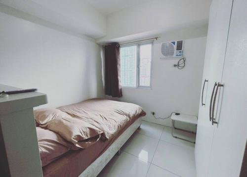 - une petite chambre avec un lit et une fenêtre dans l'établissement Sweden's Tiny Home, Studio Unit Condo, à Manille