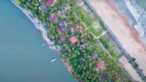 una vista sul mare di una spiaggia con case di Willo Stays Luxe Heritage Home , Udupi a Udupi