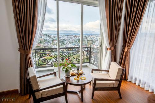 Posezení v ubytování La Pense'e Hotel - Dalat