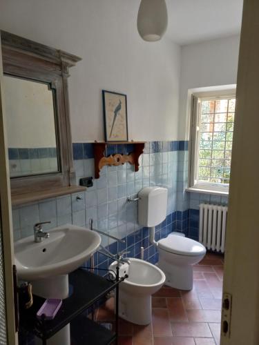 uma casa de banho com um lavatório e um WC em Il giardino di Olivia em Guarene