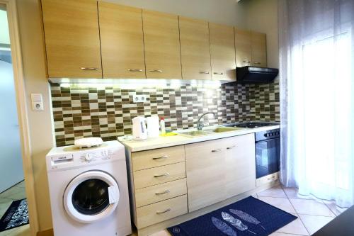 德拉瑪的住宿－Ourania Apartment，厨房配有洗衣机和水槽