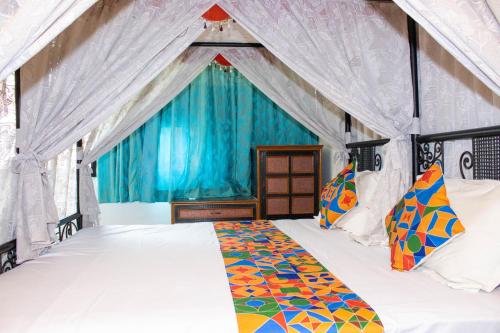een slaapkamer met een bed in een tent bij Baba Palace - A Heritage Hotel, Udaipur in Udaipur