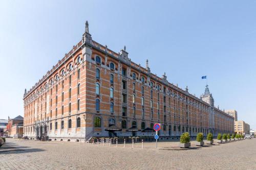 a large brick building on a city street at LUXURY LUMINOUS 2bedroom apt CENTER of BRUSSELS in Brussels