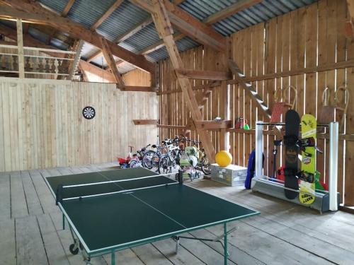 un garaje con una mesa de ping pong. en Appartement Fischl en Jenbach