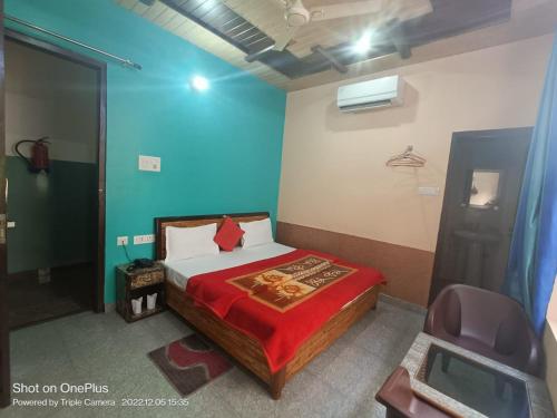 Säng eller sängar i ett rum på Rudraksha Hotel & Restaurant By WB Inn