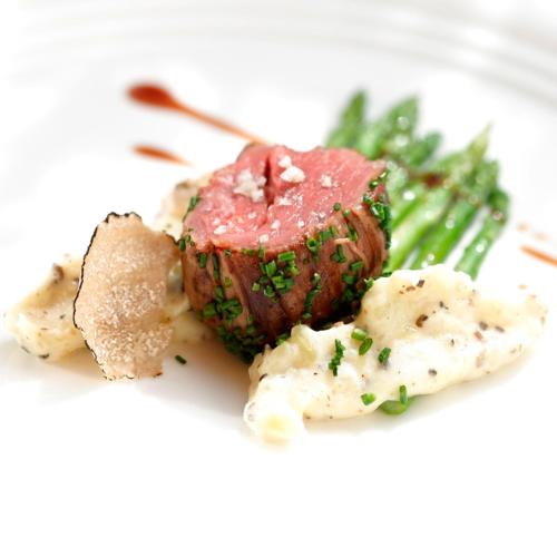 un plato de comida con un trozo de carne y hortalizas en Weingut Matthias Dostert / Culinarium, en Nittel