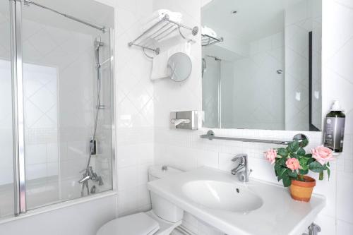 Ένα μπάνιο στο Hotel Caumartin Opéra - Astotel
