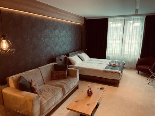 Postel nebo postele na pokoji v ubytování Woodside Apartman Kopaonik 315