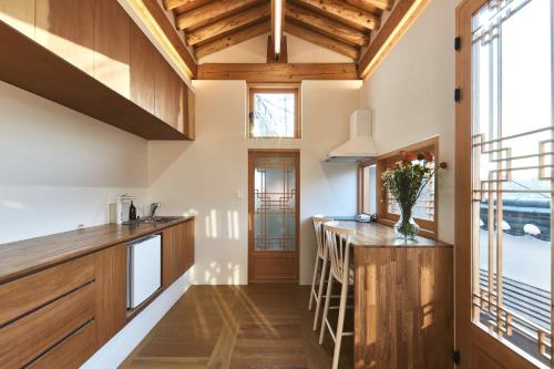 Кухня или мини-кухня в Luxury Hanok Stay Cloudscape
