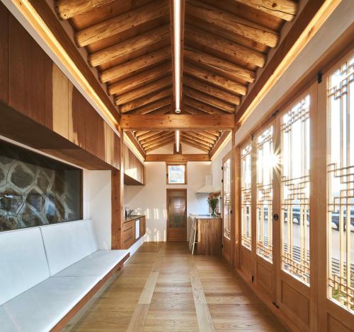 un pasillo con techos de madera y ventanas en una casa en Luxury hanok with private bathtub - SN13, en Seúl