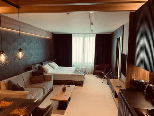 Postel nebo postele na pokoji v ubytování Woodside Apartman Kopaonik 315