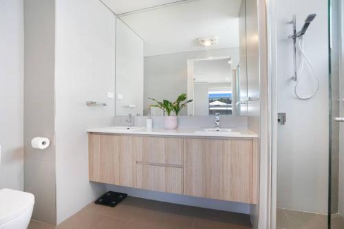 Koupelna v ubytování Modern Executive Ocean View Oasis Shell Cove Mansion 5 Minutes to Beach Sleeps 16