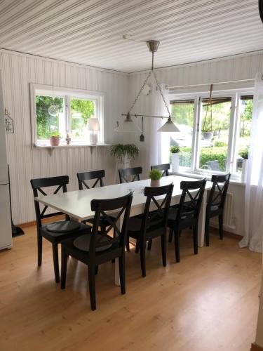 uma sala de jantar com mesa e cadeiras em Lugnt läge i Färjestaden em Färjestaden