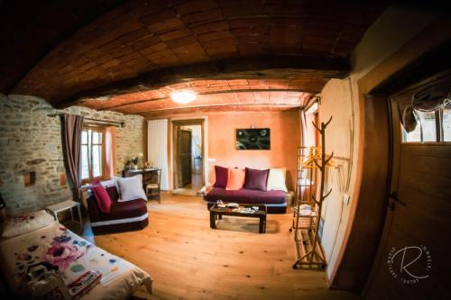 Sala de estar con 2 sofás y mesa en Cascina Boschetto, en Saliceto