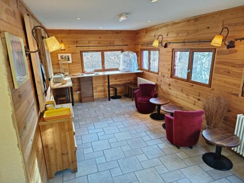 フォルミゲールにあるHôtel Picheyreの木製の壁と椅子、デスクが備わる客室です。