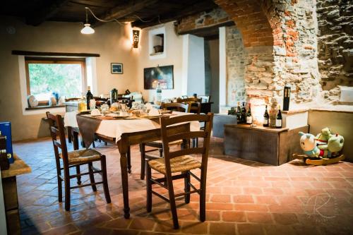 comedor con mesa y sillas en Cascina Boschetto, en Saliceto
