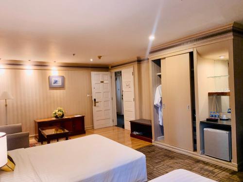 Kuchyň nebo kuchyňský kout v ubytování Lotus Saigon Hotel