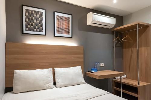 sypialnia z łóżkiem i klimatyzacją w obiekcie TwoSpaces Living at Pakis Residence w mieście Wonokitri 2