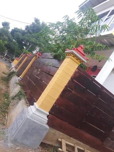 a yellow pole on the side of a house at Villa and Homestay Gubuk Hilwa - Pagaralam in Pagaralam