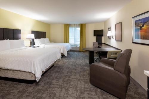 Giường trong phòng chung tại Candlewood Suites - Rochester Mayo Clinic Area