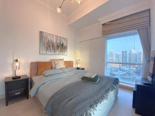 Postel nebo postele na pokoji v ubytování Dorra Bay Tower Dubai Marina - AL Maraseem